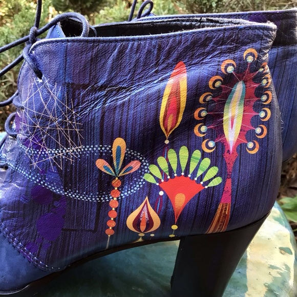 ICON (8M) WOMEN’S  Lace-upLeather Suede booties, Art design accent, Pre-owned. - Picture 5 of 10